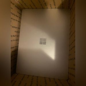 Microsoft Surface Laptop 11769 i5- 7200U 2.5GHz 256GBSSD 8GB DDR3 Touchscreen